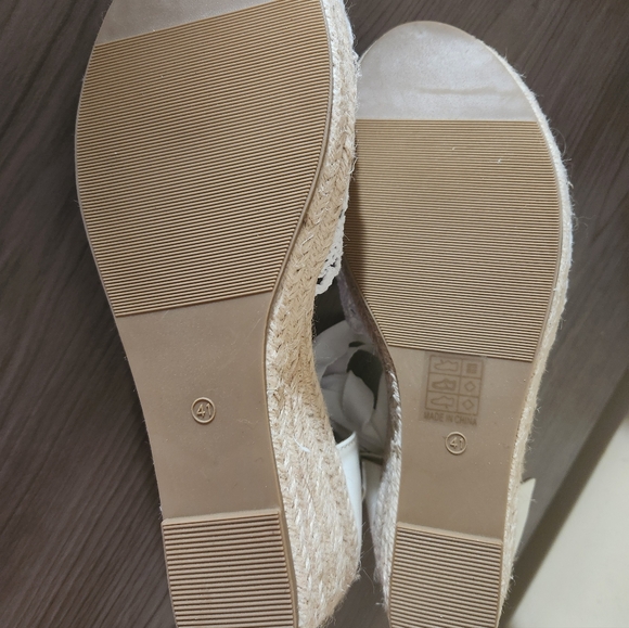 Elegant White Lace Wedge Sandals - Picture 4 of 4